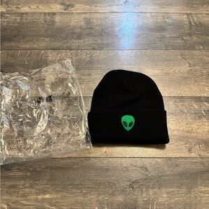 Toboggan W/Alien Patch NEW‎